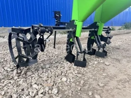 Чеснокосажалка (сеялка чеснока) двухрядная на одноточечную навесную систему