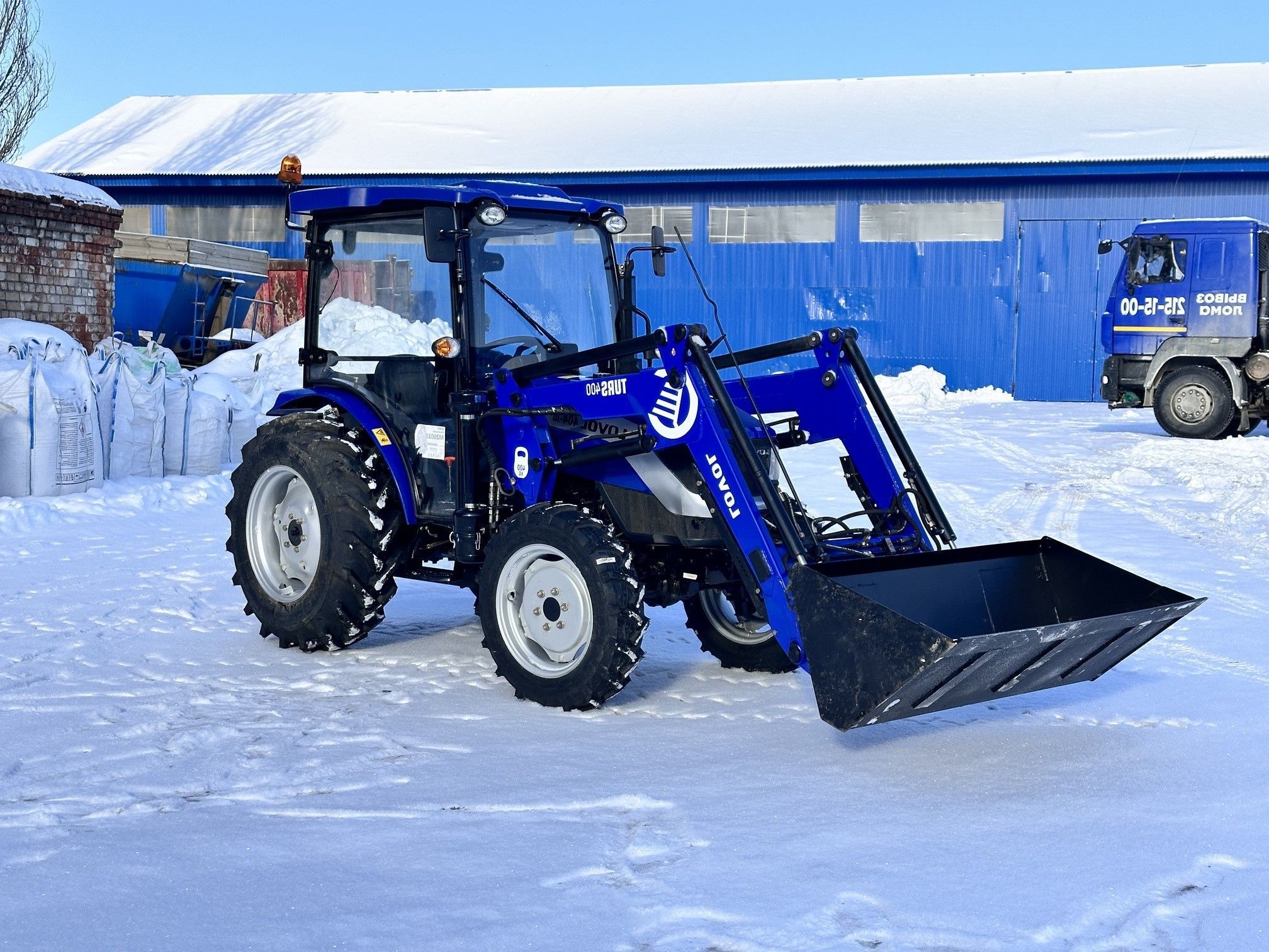 Трактор Lovol TE-404 с кабиной III генерация с погрузчиком TURS-400